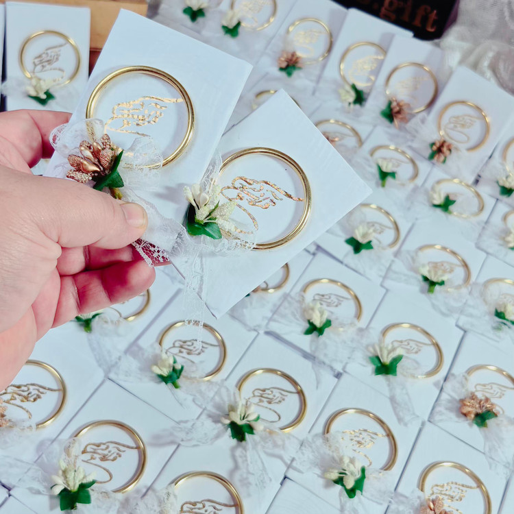 گیفت قرآن جیبی ۲۸ سوره جلد سفید با طوق طلایی و گلزیبا (ویژه بلهبرون، عقد و یادبود)