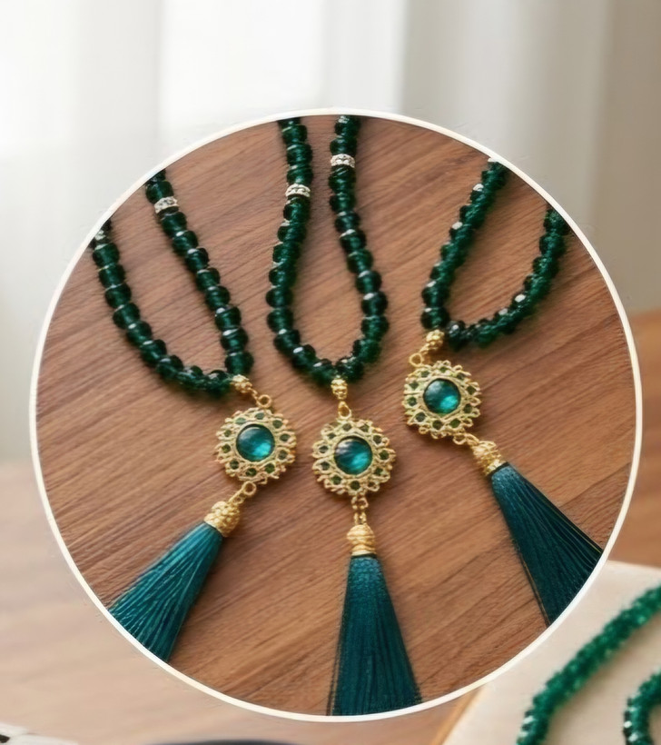 تسبیح ۳۳ تایی کریستالی سبز تراشخورده با شیخک نگیندار طلایی و منگوله ابریشمی