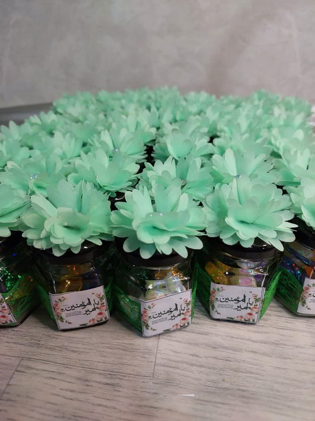 گیفت شیشه جار عید غدیر با گل پرحجم سبز، لیبل مذهبی و جای اسکناس عیدی