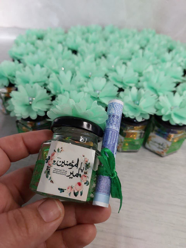 گیفت شیشه جار عید غدیر با گل پرحجم سبز، لیبل مذهبی و جای اسکناس عیدی